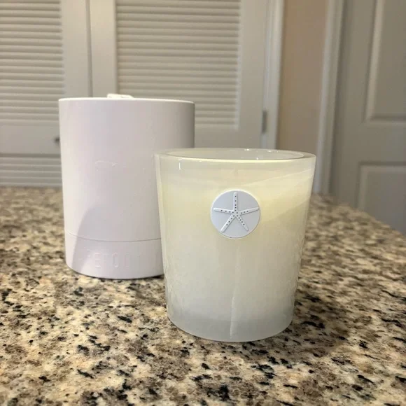 NWT Barefoot Dreams Candle in Gardenia (11 oz) - Picture 1 of 8